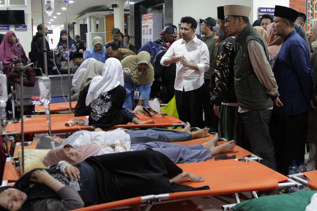 Wakil Gubernur Jawa Timur Emil Elestianto Dardak (ketiga kanan) menjenguk santri Pondok Pesantren Manbaul Hikam yang diduga mengalami keracunan makanan sedang menjalani perawatan di RSUD R.T. Notopuro Sidoarjo, Jawa Timur, Rabu (2/9/2026) dini hari. Foto: Umarul Faruq/ANTARA FOTO