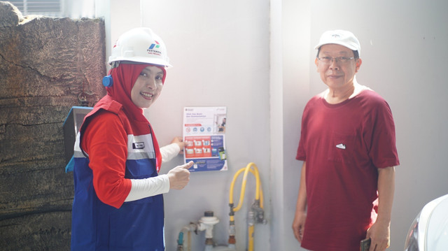 PGN edukasi penggunaan gas bumi, layanan pelanggan, pencatatan meter, serta prosedur penanganan jika terjadi gangguan ke pelanggan Jargas di Perumahan Deltasari Indah, Sidoarjo. Foto. Dok. Pertamina 