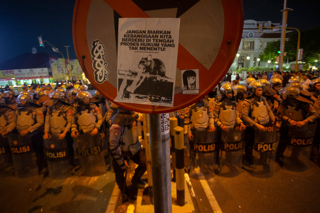 Polisi membentuk barikade di simpang empat Jalan Jenderal Sudirman atau simpang empat Gramedia saat mengamankan aksi Aliansi Mahasiswa Yogyakarta di perempatan Gramedia, Yogyakarta, Selasa (1/9/2026). Foto: Andreas Fitri Atmoko/ANTARA FOTO