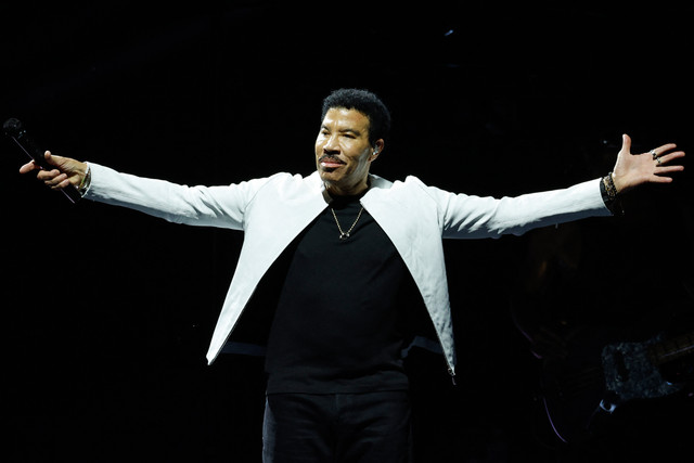Penyanyi, pencipta lagu, musisi, dan produser asal Amerika Serikat, Lionel Richie. Foto: JEFF SCHEAR/Getty Images/AFP