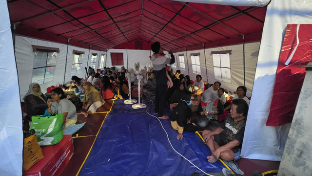 Kementerian Sosial (Kemensos) menyalurkan bantuan logistik bagi korban kebakaran di Jalan Batu Ceper 8, Kebon Pala, Gambir, Jakarta Pusat, Selasa (1/9/2026). Foto: Kemensos RI