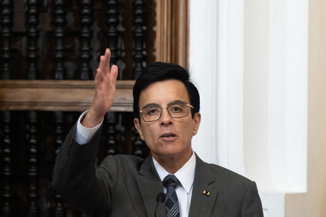 Menteri Luar Negeri Peru Carlos Espa memberi isyarat saat upacara presentasinya di gedung Kementerian Luar Negeri di Lima (31/7/2026). Foto: Ernesto Benavides/AFP