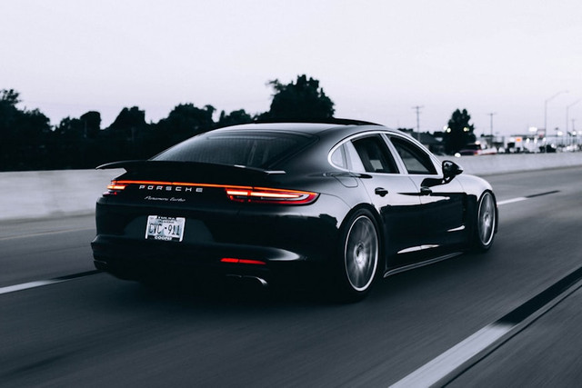 Ilustrasi Kenapa Kaca Spion Mobil Terlihat Lebih Dekat dari Aslinya, Foto:Unsplash/Campbell