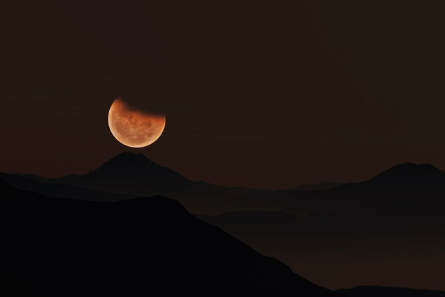 Ilustrasi Perbedaan Gerhana Matahari dan Gerhana Bulan, Foto:Unsplash/Mufid Majnun