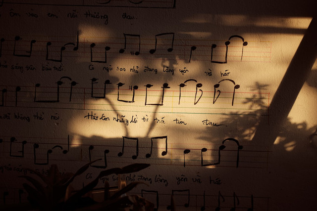 Ilustrasi lirik lagu Tamu Berwajah Itu, foto bukan lagu yang sebenarnya: Unsplash/Mạnh Ngô