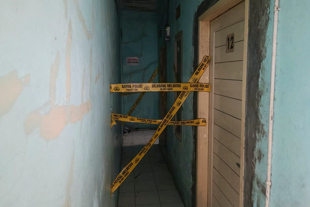 Garis Polisi melintang di kamar kos di kawasan Dunguscariang, Kecamatan Andir, Kota Bandung, yang ditempati oleh terduga pelaku pembunuhan dan pembuangan jasad wanita dalam kardus saat didatangi, Selasa (2/9/2026). Foto: Abisatya/kumparan