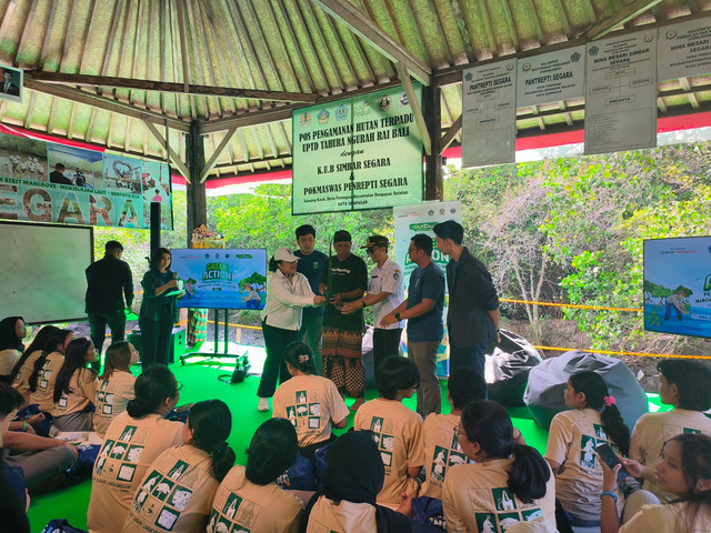 Kegiatan penanaman mangrove oleh Bakti Lingkungan Djarum Foundation (BLDF) melalui kegiatan Green Action Mangrove Bali 2026 di kawasan Tahura Ngurah Rai, Pemogan, Denpasar, Rabu (2/9/2026). Foto: Sandra Tandiono/kumparan
