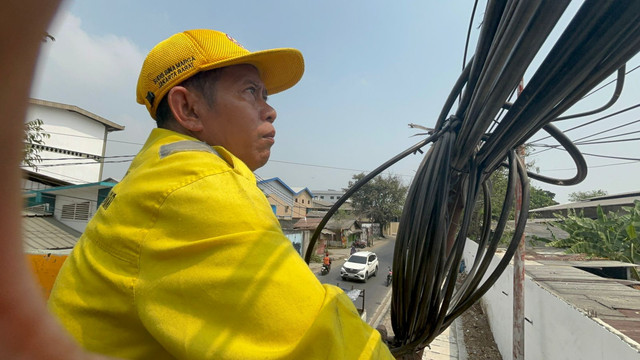 Petugas Suku Dinas Bina Marga memperbaiki kabel listrik semrawut menggunakan skylift di Jalan Kamal Raya, Tegal Alur, Jakarta Barat, Rabu (2/9/2026). Foto: Pradya Tirta/kumparan