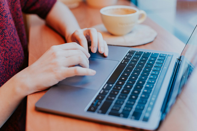 Ilustrasi cara menghapus kertas kosong di Word. Foto: Unsplash.