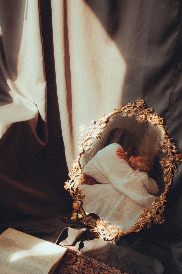 Kyle dalam pantulan cermin https://images.pexels.com/photos/32207316/pexels-photo-32207316.jpeg