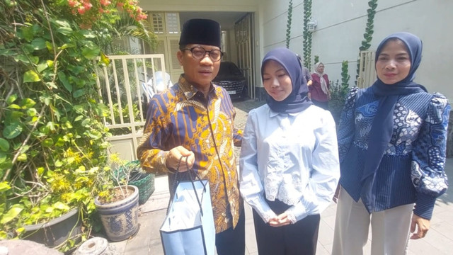 Menteri Desa dan Pembangunan Daerah Tertinggal (Mendes PDT) Yandri Susanto bersama anak dan istri menemui Presiden ke-7 Joko Widodo (Jokowi) dikediamannya Solo, Rabu (2/9/2026). Foto: kumparan