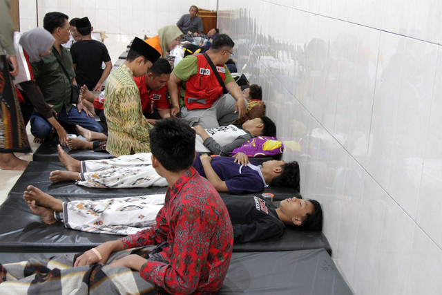 Santri yang diduga mengalami keracunan makanan mendapatkan perawatan medis di Pondok Pesantren Manbaul Hikam, Tanggulangin, Sidoarjo, Jawa Timur, Rabu (2/9/2026). Foto: Umarul Faruq/ANTARA FOTO