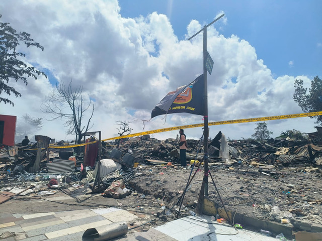 Kondisi pasca-kebakaran di Jalan Nakula, Denpasar Barat, Rabu (2/9/2026). Tampak police line sudah dipasang melintangi tempat kejadian perkara. Foto: Sandra Gisela/kumparan