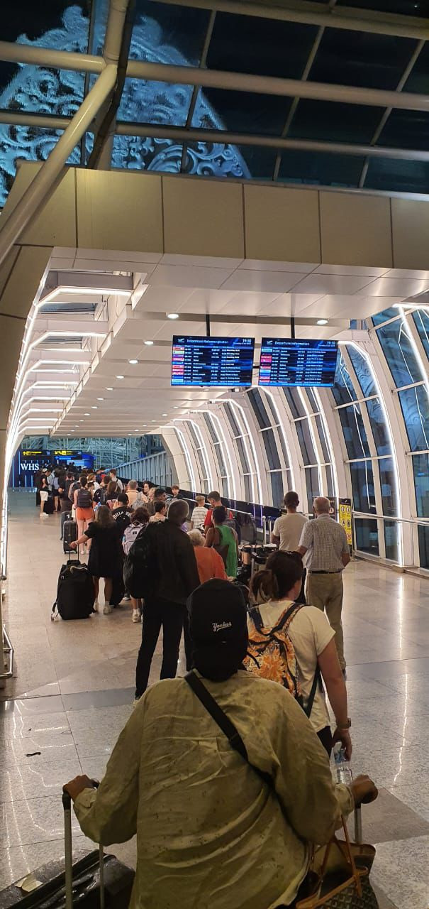 Padatnya aktivitas penumpang di terminal internasional Bandara I Gusti Ngurah Rai, Bali, menunjukkan tingginya mobilitas lintas negara yang turut menuntut pengawasan orang asing secara efektif dan terkoordinasi. Foto: Dokumentasi Pribadi