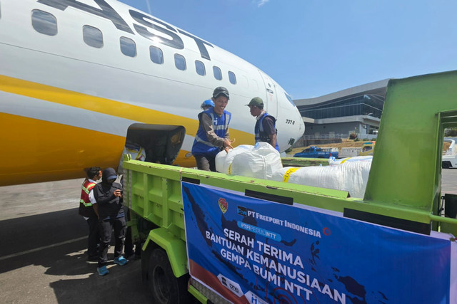 Pengiriman bantuan kemanusiaan PTFI untuk masyarakat terdampak gempa NTT menggunakan pesawat dengan total berat sekitar 1,5 ton tiba di Bandar Udara Internasional Komodo, Labuan Bajo, Kabupaten Manggarai Barat, Nusa Tenggara Timur, Selasa (1/9/2026). Foto: Dok. PT Freeport Indonesia