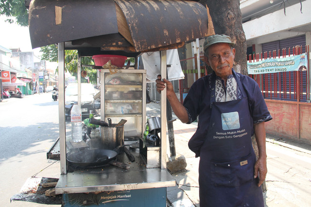 Jamaluddin (63) melayani pesanan nasi goreng di pinggir jalan yang berada di Jalan Sunan Kudus, Kabupaten Kudus, Jawa Tengah pada Rabu (2/9/2026). Foto: Vega Maarijil Ula/kumparan