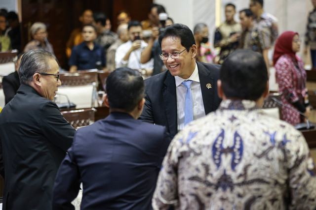 Menteri Keuangan Purbaya Yudhi Sadewa (kedua kanan) berjabat tangan dengan Pimpinan Komisi XI DPR sebelum mengikuti rapat kerja di Kompleks Parlemen, Senayan, Jakarta, Rabu (2/9/2026). Foto: Dhemas Reviyanto/ANTARA FOTO