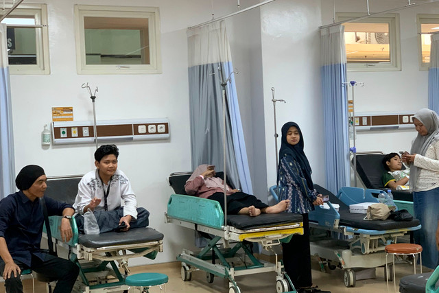 Muhammad Reyhan, siswa kelas 7 Ponpes Manbaul Hikam Sidoarjo bersama ayahnya, Syafaat saat di RSUD Notopuro Sidoarjo, Rabu (2/9/2026). Foto: Farusma Okta Verdian/kumparan