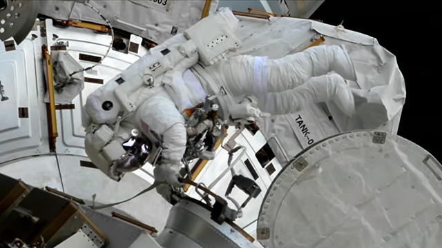 Astronot NASA Jessica Meir bersiap memasuki ruang kedap udara Quest dan menyelesaikan perjalanan luar angkasa di luar ISS. Foto: NASA