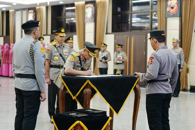 Serah terima jabatan kepada Penjabat Tinggi Kepolisian. Foto: Dok. Polri