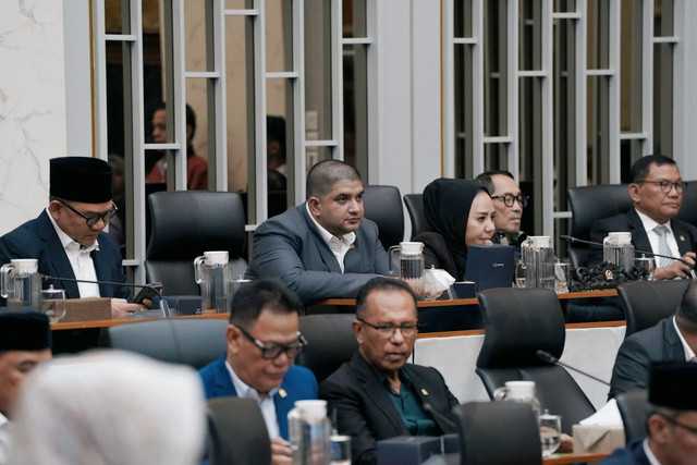 Anggota DPR RI Rajiv ingatkan ancaman karhutla di Kalimantan terhadap kesehatan warga, satwa endemik, dan flora langka, serta dorong mitigasi berbasis risiko dan protokol darurat satwa, Rabu (2/9/2026). Foto: Dok. DPR RI