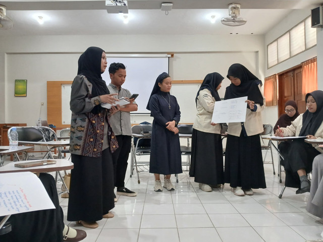 Suster M. Felika Laila saat mengikuti perkuliahan di Universitas Ahmad Dahlan. Foto: Dok. Istimewa.