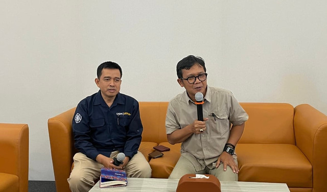 Direktur Kemahasiswaan UGM, Hempri Suyatna (kiri) dan Wakil Rektor UGM Bdang Kemahasisawan, Pengabdian kepada Masyarakat, dan Alumni, Arie Sujito (kanan). Foto: Pandangan Jogja/Gigih Imanadi Darma