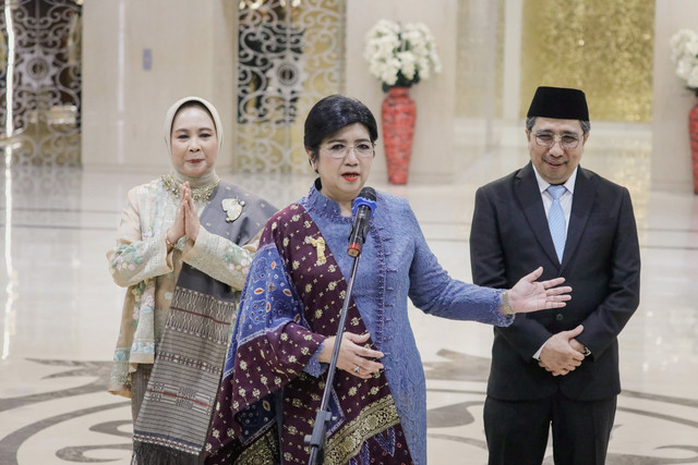 Gubernur Bank Indonesia (BI) Destry Damayanti (tengah), didampingi Deputi Gubernur Senior Aida S. Budiman (kiri) dan Deputi Gubernur Solikin M. Juhro, memberikan keterangan pers usai pelantikan di Mahkamah Agung, Jakarta, Rabu (2/9/2026). Foto: Jamal Ramadhan/kumparan