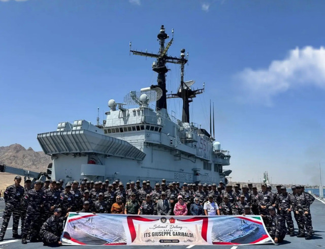 Kapal induk Giuseppe Garibaldi tiba di Mesir dalam perjalanan dari Italia menuju Indonesia, Sabtu (29/8/2026). Foto: Instagram/ @indonesiandefenceattache