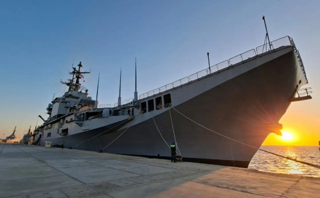 Kapal induk Giuseppe Garibaldi tiba di Mesir dalam perjalanan dari Italia menuju Indonesia, Sabtu (29/8/2026). Foto: Instagram/ @indonesiandefenceattache