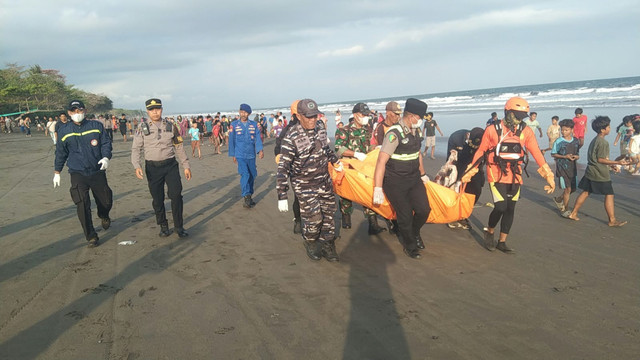 Penemuan jenazah WN Polandia di Pantai Yeh Kuning, Jembrana, pada Rabu (2/9/2026). Foto: Dok. Humas Polres Jembrana
