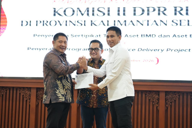 Wamendagri Akhmad Wiyagus dorong Pemda pastikan kepastian hukum dan pengelolaan produktif aset Barang Milik Daerah (BMD) serta BUMD dalam acara penyerahan sertifikat di Banjarbaru, Rabu (2/9/2026).  Foto: Dok. Kemendagri