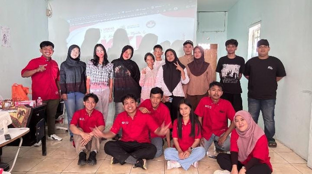 Foto bersama mahasiswa KKN UTA’45 Jakarta dan warga setelah selesai kegiatan sosialisasi. (Sumber: Dokumentasi KKN UTA’45 Jakarta)