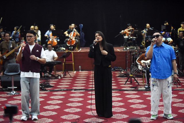 Vokalis Kahitna Hedi Yunus dan Mario Ginanjar bernyanyi bersama Monita Tahalea saat latihan jelang konser 40 Tahun Kahitna "Di Antara Takkan Tergantinya Cantik & Titik Nadir Mantan Terindah" di Jakarta, Rabu (2/9/2026). Foto: Indrianto Eko Suwarso/ANTARA FOTO