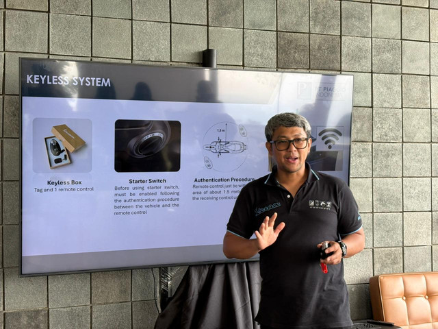Penjelasan sistem keyless pada Vespa oleh Irfan Hendiranto, Technical Training Vespa Indonesia. Foto: Alvian Yoga Yulianto/kumparan