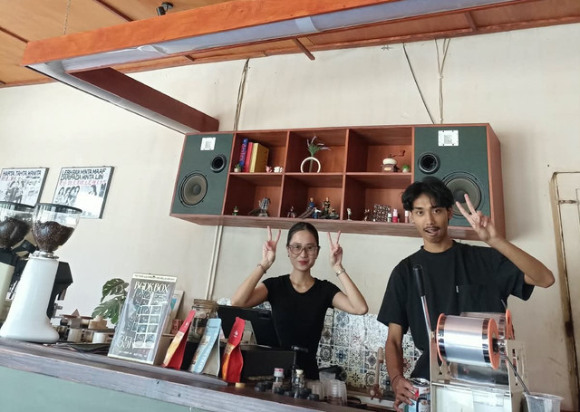 Potret mahasiswa yang bekerja di coffeeshop setelah berkuliah. Sumber : dokumentasi pribadi