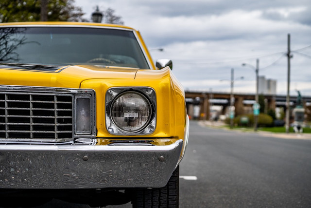 ilustrasi kenapa lampu sein mobil berwarna kuning. unsplash/chris_robert