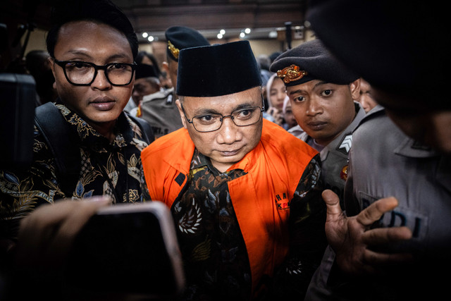 Terdakwa kasus dugaan korupsi kuota haji Yaqut Cholil Qoumas berjalan keluar usai sidang pembacaan dakwaan di Pengadilan Tipikor, Jakarta, Selasa (11/8/2026). Foto: Bayu Pratama S/ANTARA FOTO