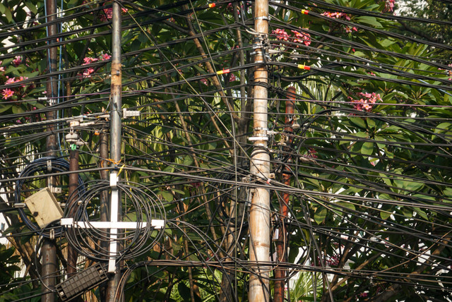 Pemandangan kabel utilitas yang semrawut masih terlihat di sejumlah ruas jalan di Jakarta, Kamis (3/9/2026). Foto: Iqbal Firdaus/kumparan