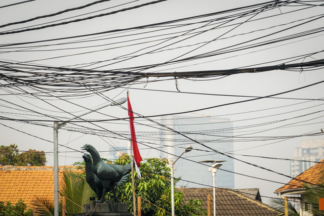 Pemandangan kabel utilitas yang semrawut masih terlihat di sejumlah ruas jalan di Jakarta, Kamis (3/9/2026). Foto: Iqbal Firdaus/kumparan