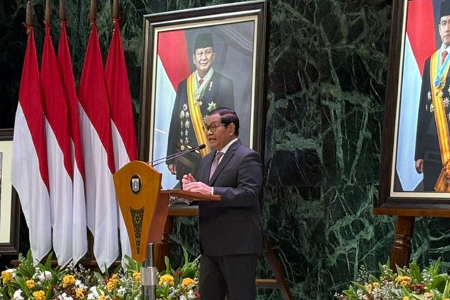 Gubernur DKI Jakarta Pramono Anung saat menyerahkan penghargaan kepada pemenang lomba di Balai Kota DKI Jakarta, Kamis (3/9/2026). Foto: Nauval Pratama/kumparan