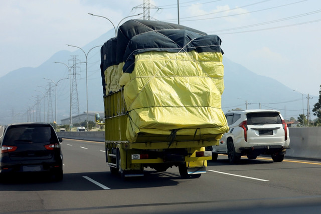 Truk ODOL melintas di jalan tol. Gamber: Shutterstock