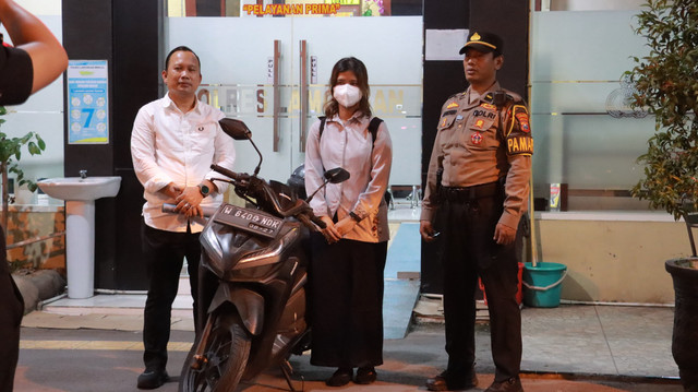 Seorang wanita berinisial MMN (30) lapor ke Polres Lamongan kehilangan motor ternyata tertinggal di depan toko retail Jalan KH Ahmad Dahlan selama 3 hari. Foto: Dok. Polres Lamongan