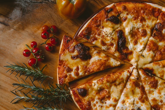 Ilustrasi Kenapa Kardus Pizza Memiliki Lubang Kecil. Foto: Unsplash/Ivan Torres
