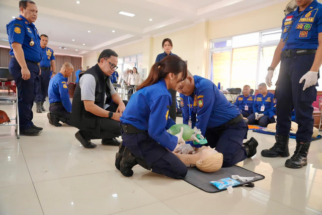 Wamendagri Bima Arya saat meninjau Diklat Damkar Kualifikasi Pemadam I di Pos Induk Pemadam Kebakaran Jebres, Kota Surakarta, Jawa Tengah, Rabu (2/9/2026). Foto: Kemendagri RI