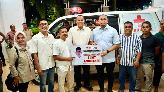 Wakil Ketua Komisi VI DPR RI dari Fraksi Gerindra Andre Rosiade menyerahkan satu unit ambulans kepada Kelompok Nelayan Riak Laut bersama Yayasan Al Hidayah Riak Laut, Kelurahan Lohong, Kecamatan Pariaman Tengah, Kota Pariaman, (21/8/2026) lalu. Foto: Dok. Istimewa