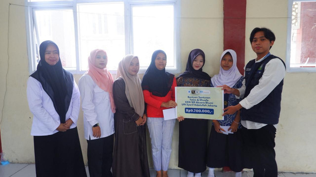 Penyerahan santunan Rp9,7 juta untuk yatim dan dhuafa oleh mahasiswa UIN Jakarta di Yayasan Yasalam, Desa Leuwisadeng (Sumber : KKN Aksara Bhumi 189)