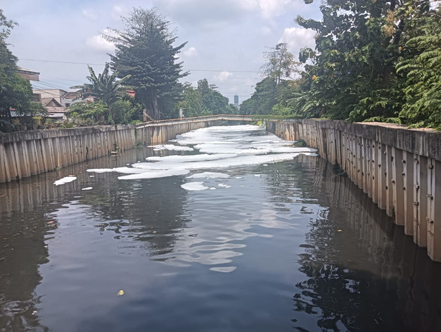 Pencemaran Sungai di Jakarta. FOTO: Ria Triany