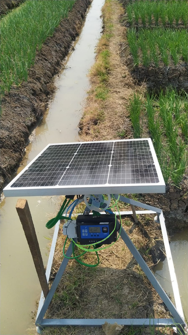 Gambar Smart Solar Lighting di Lahan Pertanian Bawang Merah Ketika Pagi Hari (Dok:Pribadi)