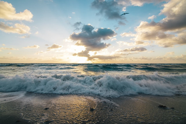 Ilustrasi Kenapa Air Laut Tidak Habis Meski Terus Menguap. Foto: Unsplash/Brice Cooper